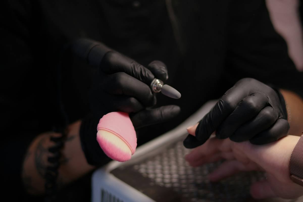 Infographic comparing dry vs. wet makeup sponge application showing product waste, streaking, and bacterial buildup risks