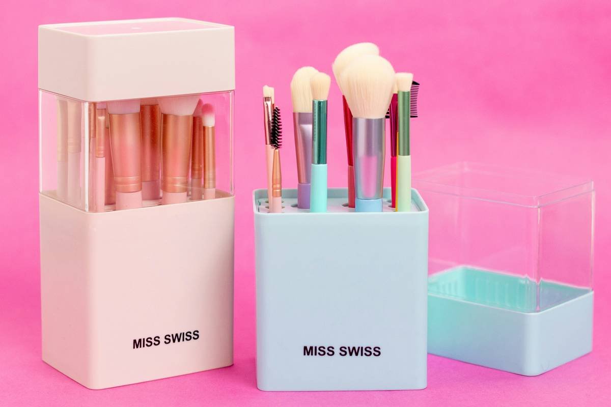 Comparison chart of 5 top beauty sponge sets by material, shape variety, durability, and price per sponge