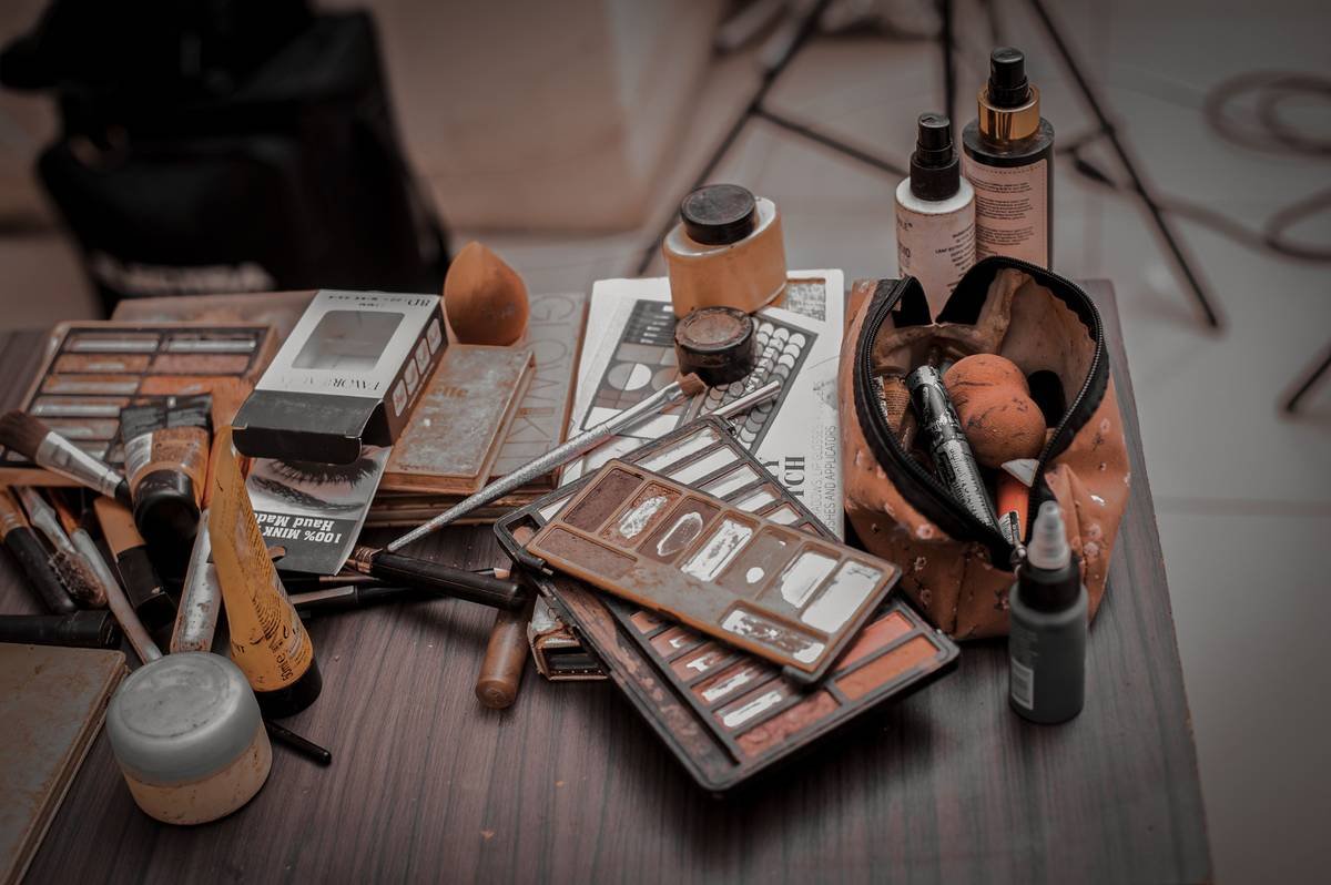 Comparison table: Premium vs. Drugstore Sponge Makeup Blenders (durability, cost per use, blending performance)