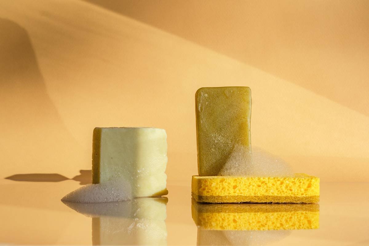 Infographic comparing clean vs. dirty makeup sponges showing bacterial growth and blending performance