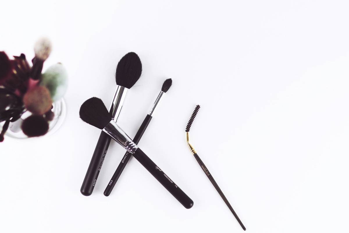 Infographic comparing dry vs. damp sponge makeup applicator results: dry shows patchy, cakey foundation; damp shows seamless, radiant finish