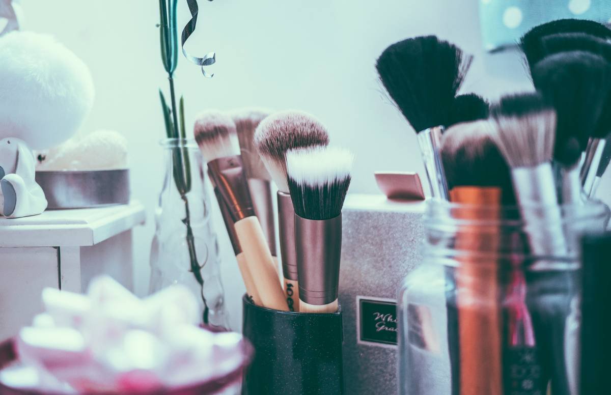 Infographic comparing three types of blending sponge tools: teardrop, oval, and angled—with labels showing best-use zones on the face