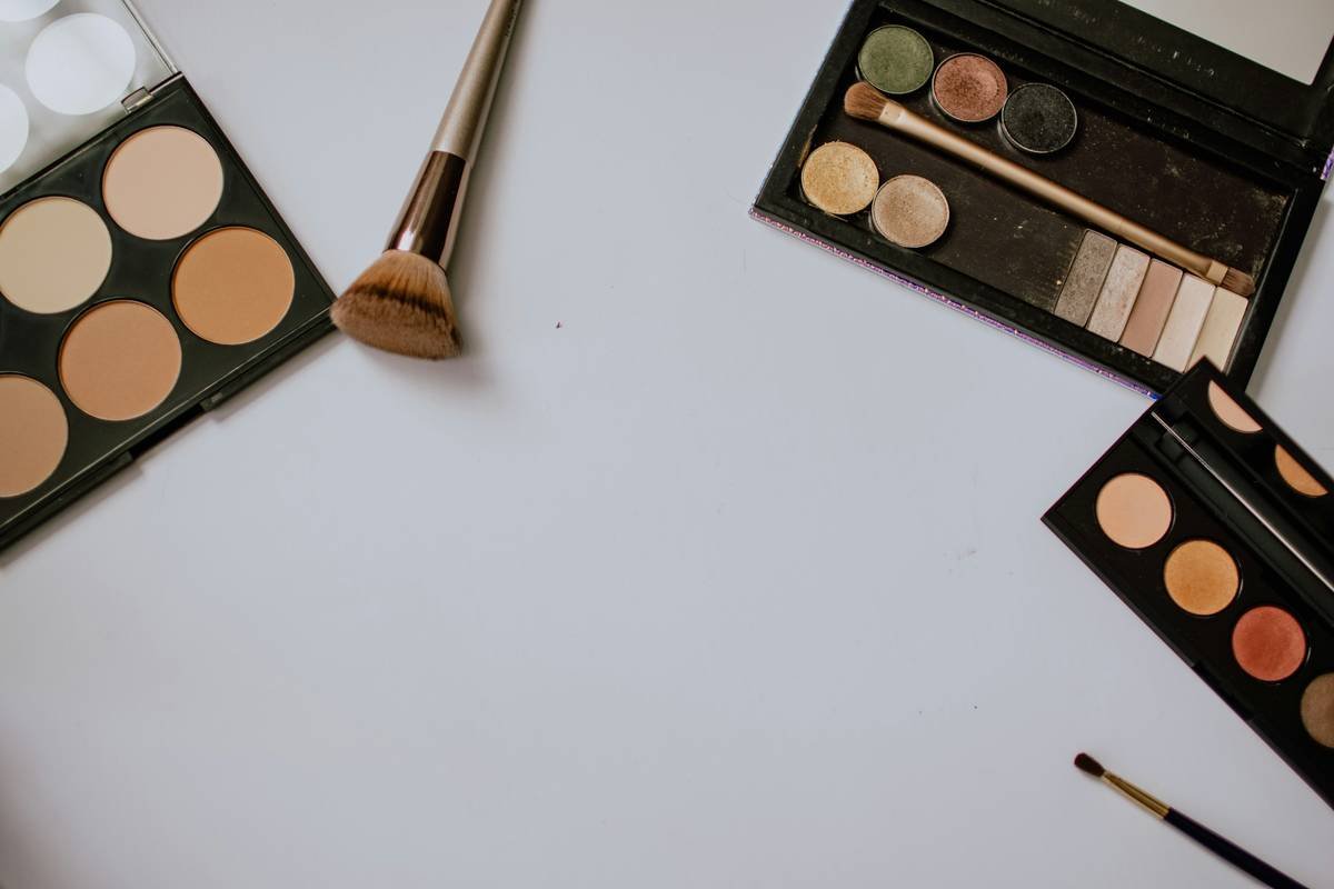 Side-by-side comparison showing liquid foundation absorbed unevenly in low-quality sponge vs. smooth distribution in high-density cosmetic blending tool
