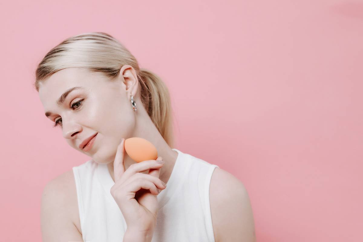 The Ultimate Guide to Choosing and Using a Blending Makeup Sponge Like a Pro