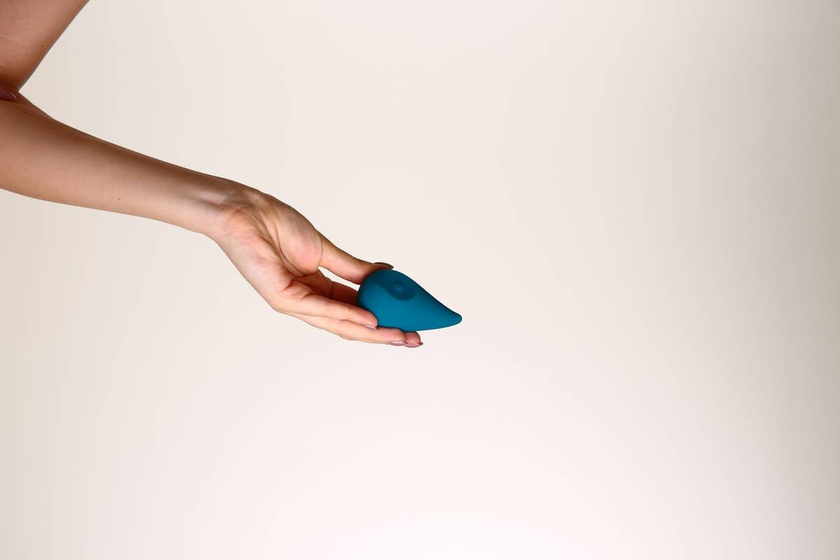 Why Your Foundation Looks Cakey (And How a Sponge Makeup Applicator Fixes It)